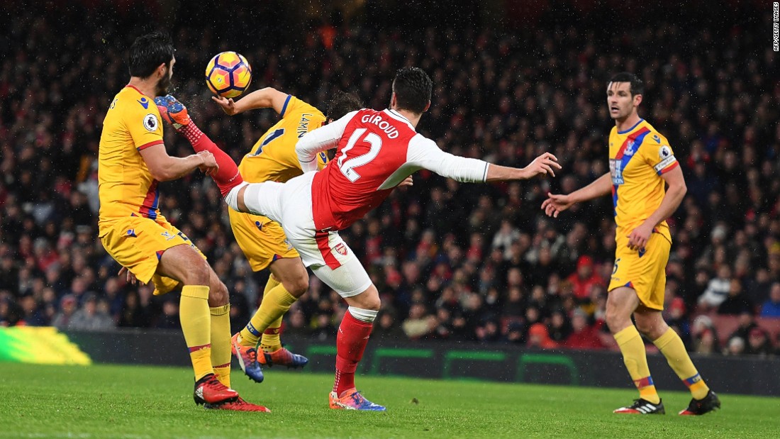 French striker Olivier Giroud scored one of the goals of the English Premier League season on New Year&#39;s Day.