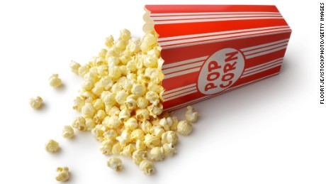 Popcorn jest zdrową, pełnoziarnistą, bogatą w przeciwutleniacze przekąską, która jest niskokaloryczna. Ale popcorn z kina, który jest popcornem w oleju kokosowym, jest katastrofą dietetyczną, przyczyniając się do 1200 kalorii i około trzech dni wartych tłuszczów nasyconych dla średniego kubełka -- i toapos;s bez maślanej polewy.