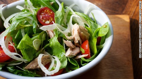 Een salade gemaakt met spinazie, lichte tonijn, groenten, feta en yoghurtdressing kan een caloriearme, nutriëntrijke lunch vormen. Maar als je salade knapperige kip, spek, cheddar en ranch dressing bevat, kun je beter een hamburger eten.