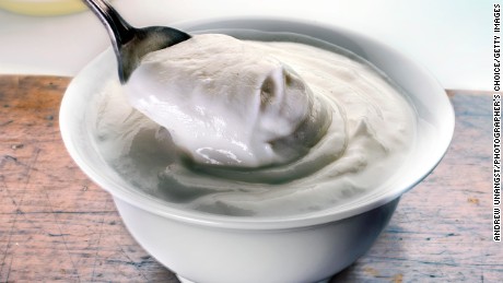 Jogurt grecki bez dodatku cukru sprawia, że jest to sycąca przekąska bogata w białko i wapń. Ale słodzone jogurty z dodatkami smakowymi lub puree owocowe mają mniej białka i są bardziej jak deser, z zawartością do 8 łyżeczek cukru.