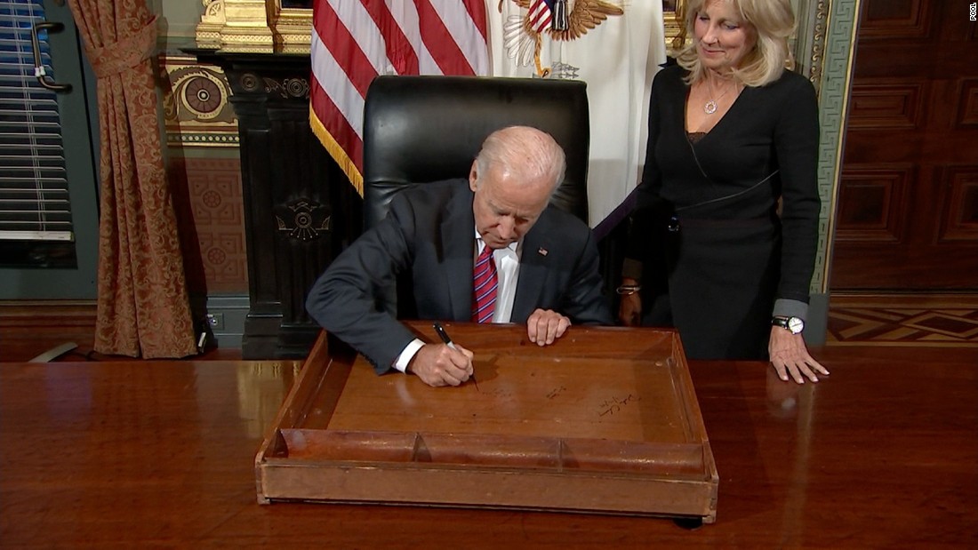 Biden signs desk in farewell tradition | CNN Politics