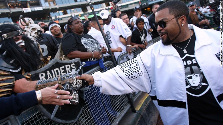  Ice Cube loves the Oakland Raiders