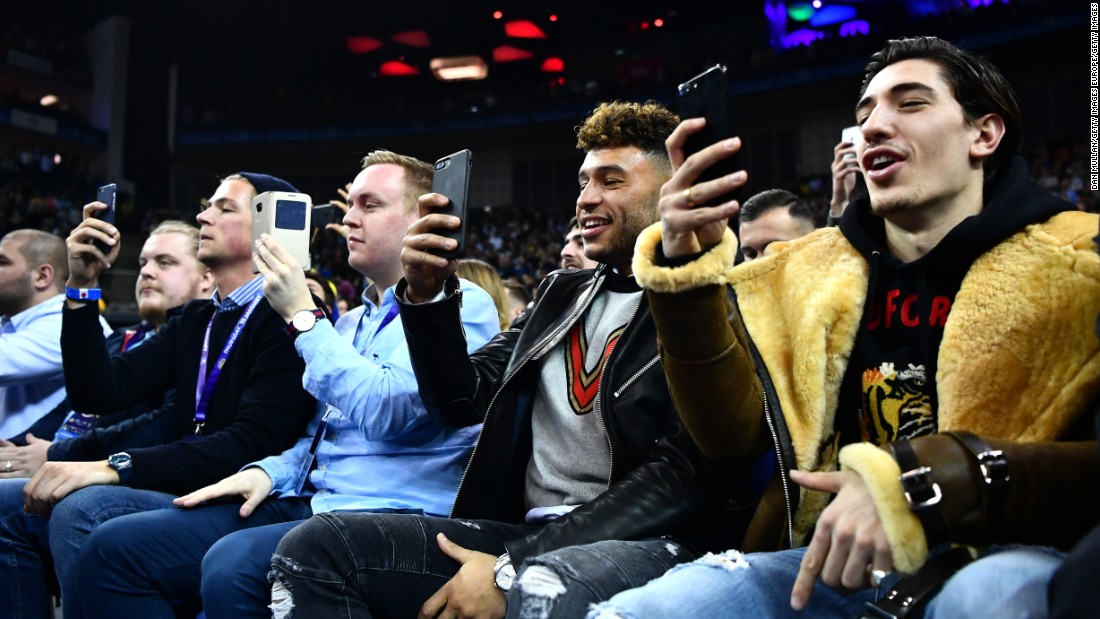 Arsenal footballers Hector Bellerin (right) and Alex Oxlade-Chamberlain snap shots of Thursday&#39;s NBA clash between the Nuggets and the Pacers at London&#39;s O2 Arena.