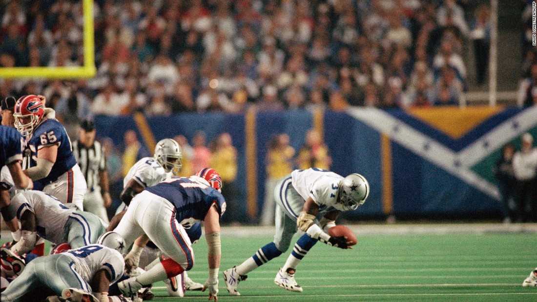 James Washington of the Dallas Cowboys recovers the football after a fumble by the Buffalo Bills&#39; Thurman Thomas during Super Bowl XXVIII at the Georgia Dome in January 1994. The Cowboys went on to defeat the Bills 30-13.