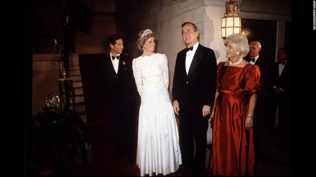 The Bushes smile next to Britain&#39;s Prince Charles and Princess Diana during a dinner at the British Embassy in Washington.