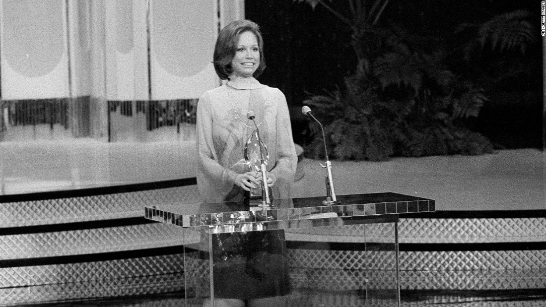 Moore accepts a People&#39;s Choice Award in 1977.