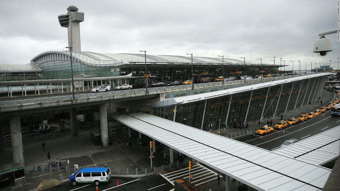 A Administração Federal de Aviação disse que uma ligação entre dois aviões no aeroporto JFK de Nova York está sob investigação.