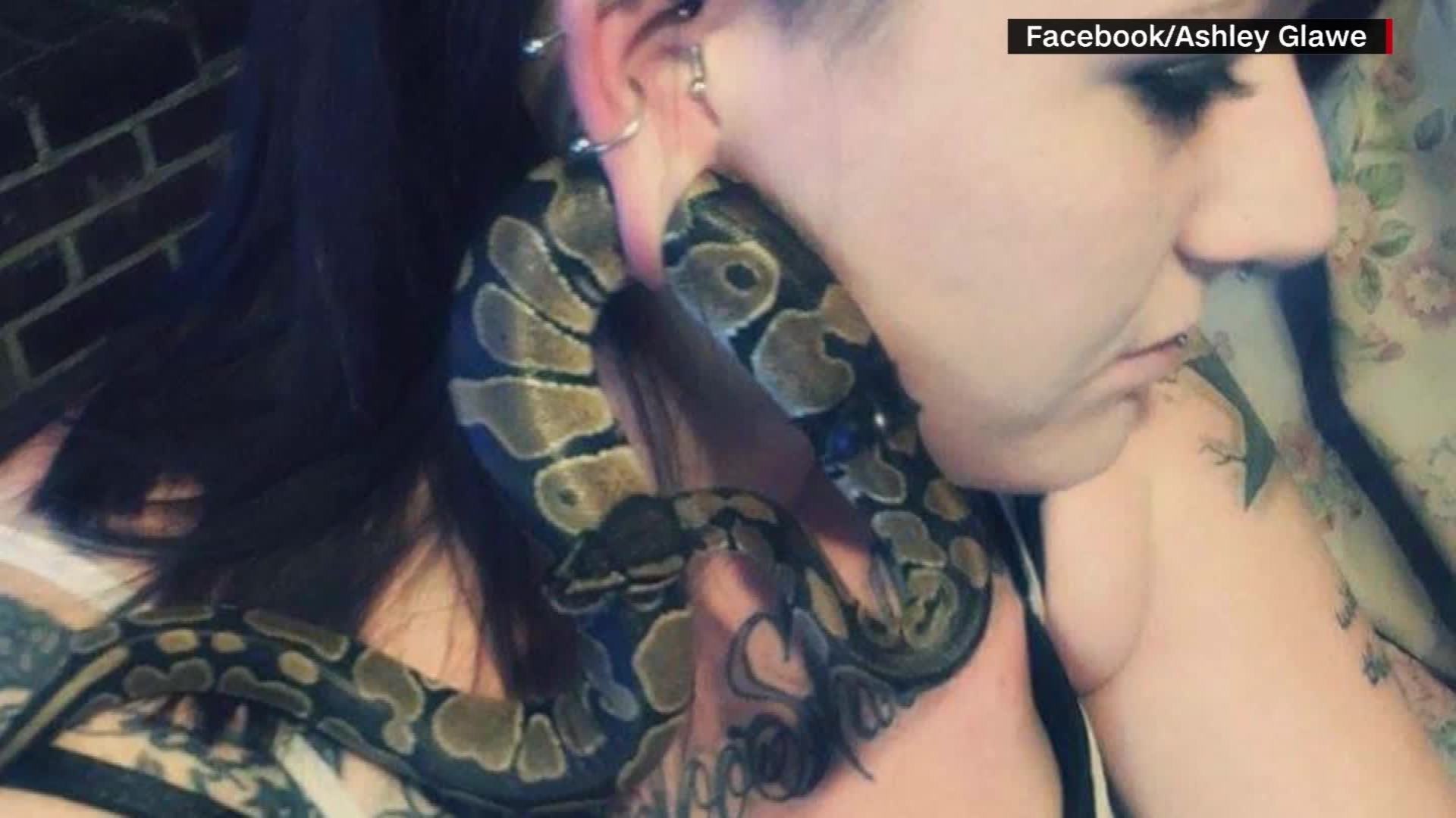 Girls fuching snakes