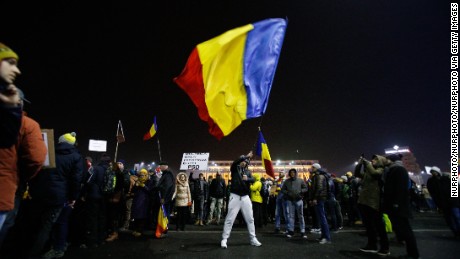 Amid protests, Romania scraps proposed corruption bill
