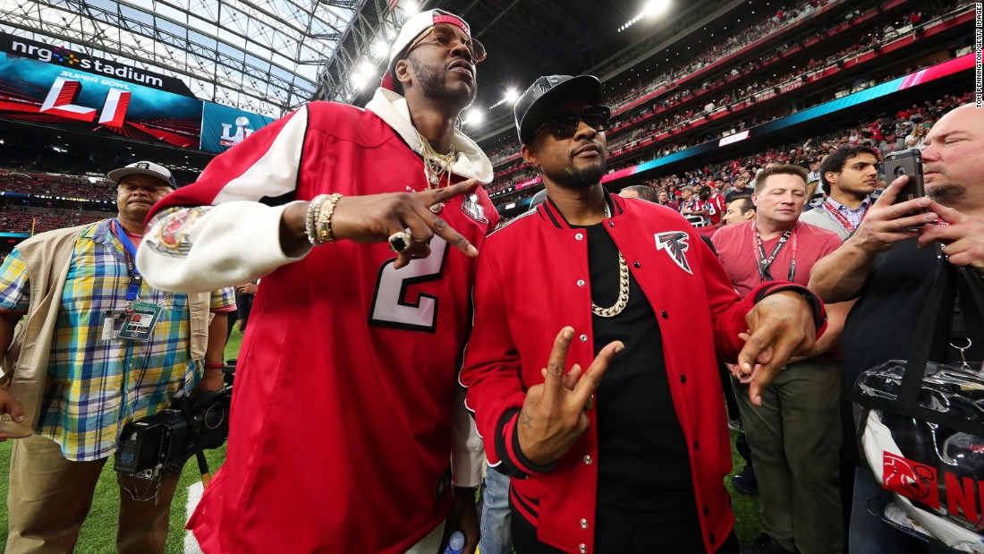 Rapper 2 Chainz, left, and R&amp;amp;B singer Usher pose for a photo before the game.