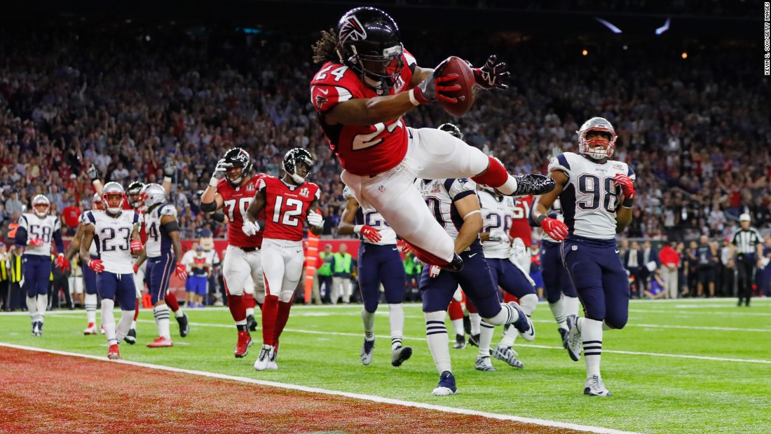 Atlanta running back Devonta Freeman scores the game&#39;s first touchdown on a 5-yard run.