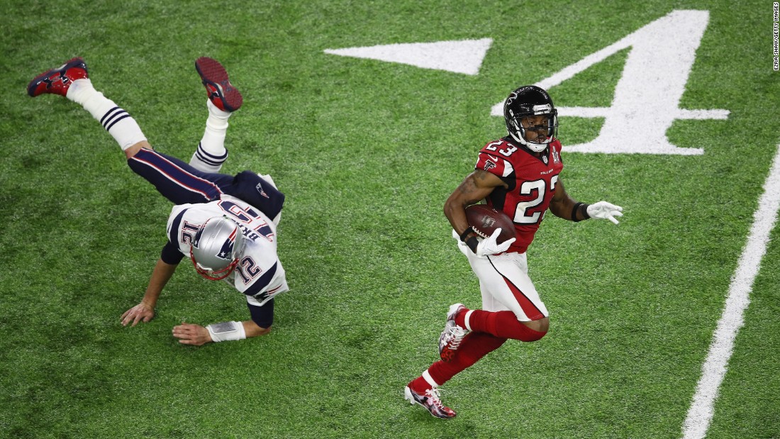 Brady tries to tackle Atlanta&#39;s Robert Alford, who intercepted Brady and ran it back for an 82-yard touchdown in the second quarter. Alford&#39;s score gave the Falcons a 20-0 lead. They led 21-3 at the half.