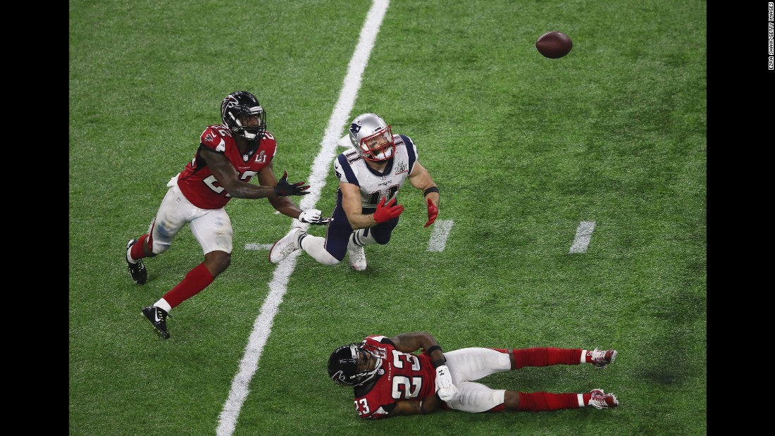 Tom Brady&#39;s pass over the middle was deflected by Atlanta cornerback Robert Alford, right. It hung in the air and appeared as though it could be intercepted, ending the Patriots&#39; drive with 2:30 remaining in the game.