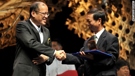 Huo Daishan (R) shakes hands with Philippine President Benigno Aquino on August 31, 2010, during a ceremony honoring him for his environmental work.