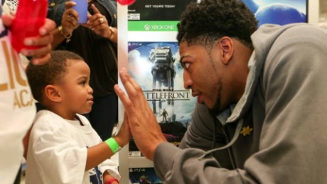 NBA&#39;s Anthony Davis helps kids and the homeless
