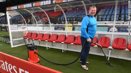 Wayne Shaw vacuums Arsenal&#39;s dugout before the match between Sutton United&#39;s game Monday. 