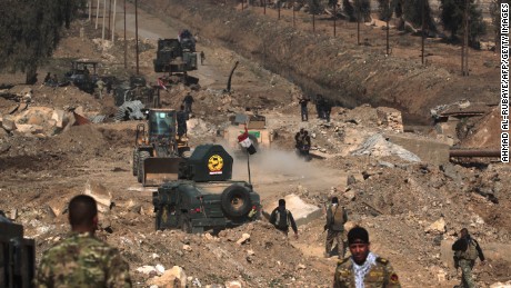 Iraqi forces advance on February 23, 2017 as they enter Mosul airport on the southern edge of the jihadist stronghold for the first time since the Islamic State group overran the region in 2014.Backed by jets, gunships and drones, forces blitzed their way across open areas south of Mosul and entered the airport compound, apparently meeting limited resistance but strafing the area for suspected snipers.

