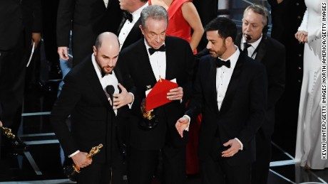  &#39;La La Land&#39; producer Jordan Horowitz  announces the actual best picture winner as &#39;Moonlight&#39; after a presentation error.