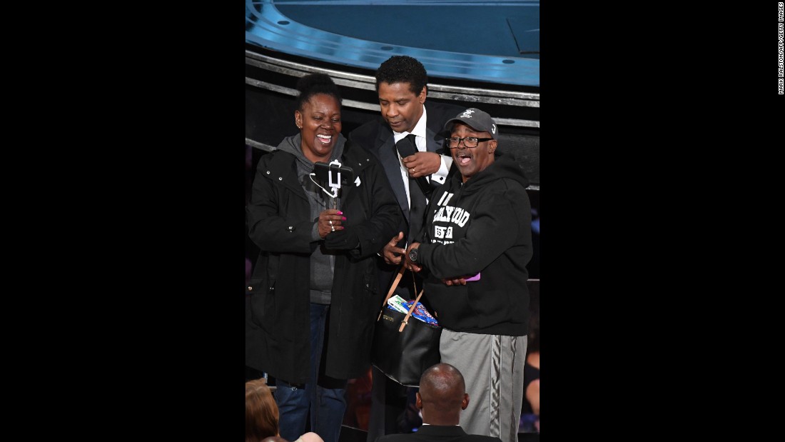 Some of the people on the tour interacted with actors near the front, including Denzel Washington.