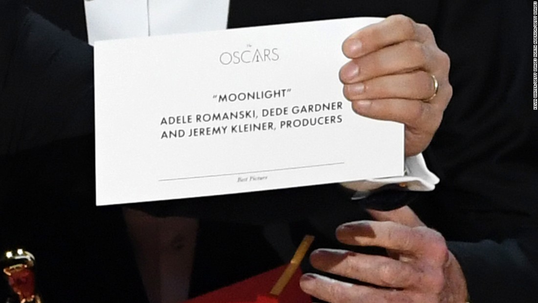 Horowitz shows the correct card that says &quot;Moonlight&quot; won best picture.