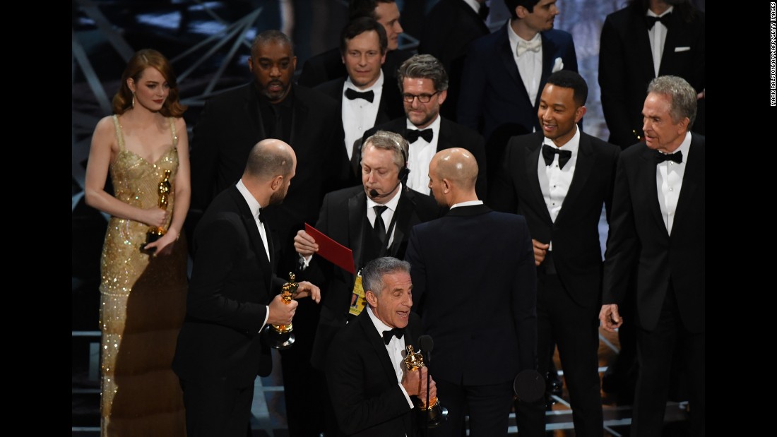 Horowitz, second from left, speaks to stage manager Gary Natoli, who had the envelope that showed &quot;Moonlight&quot; as the best picture.