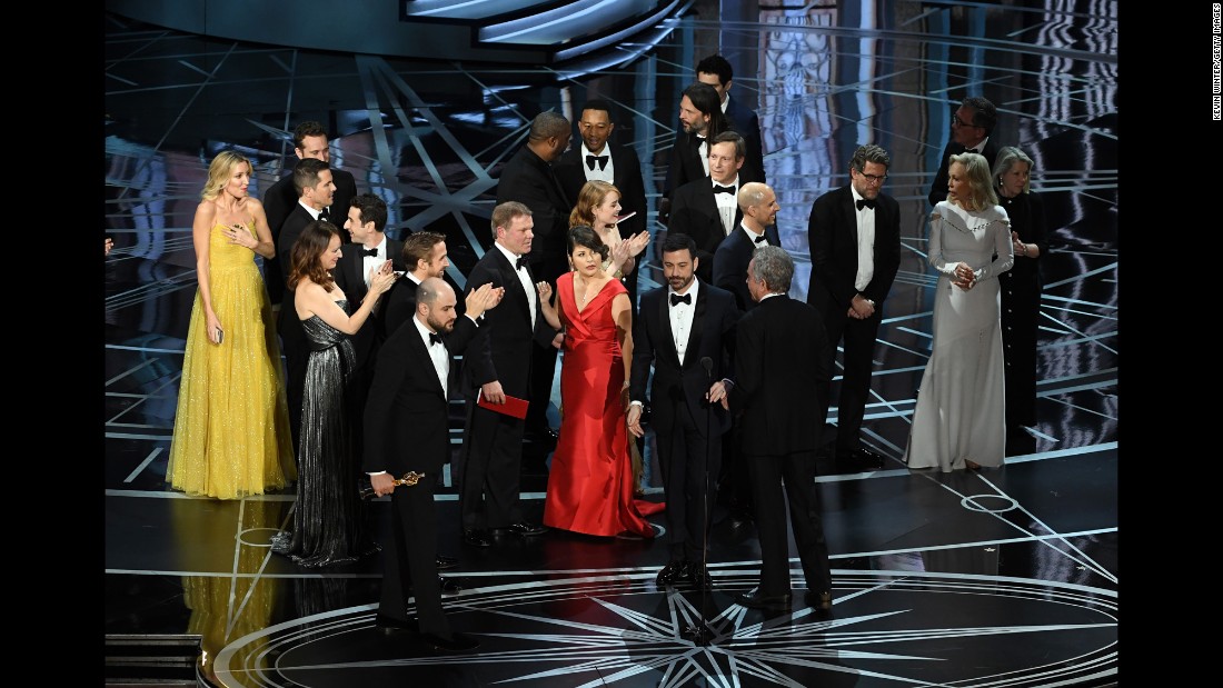 Horowitz, lower left, stops the show to announce the actual best picture winner.