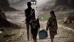 170303200512 iraqis flee mosul hp video Suspected chemical attack in Mosul, Red Cross says