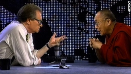 Le Dalaï Lama discute du bouddhisme avec Larry King.