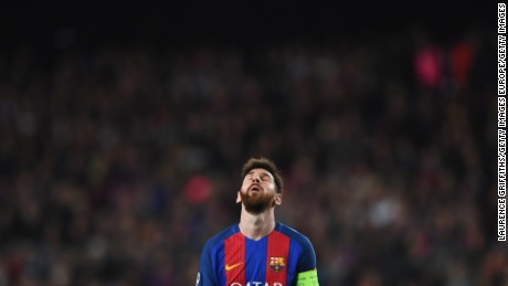 Lionel Messi looks skyward during Barca&#39;s match with PSG.