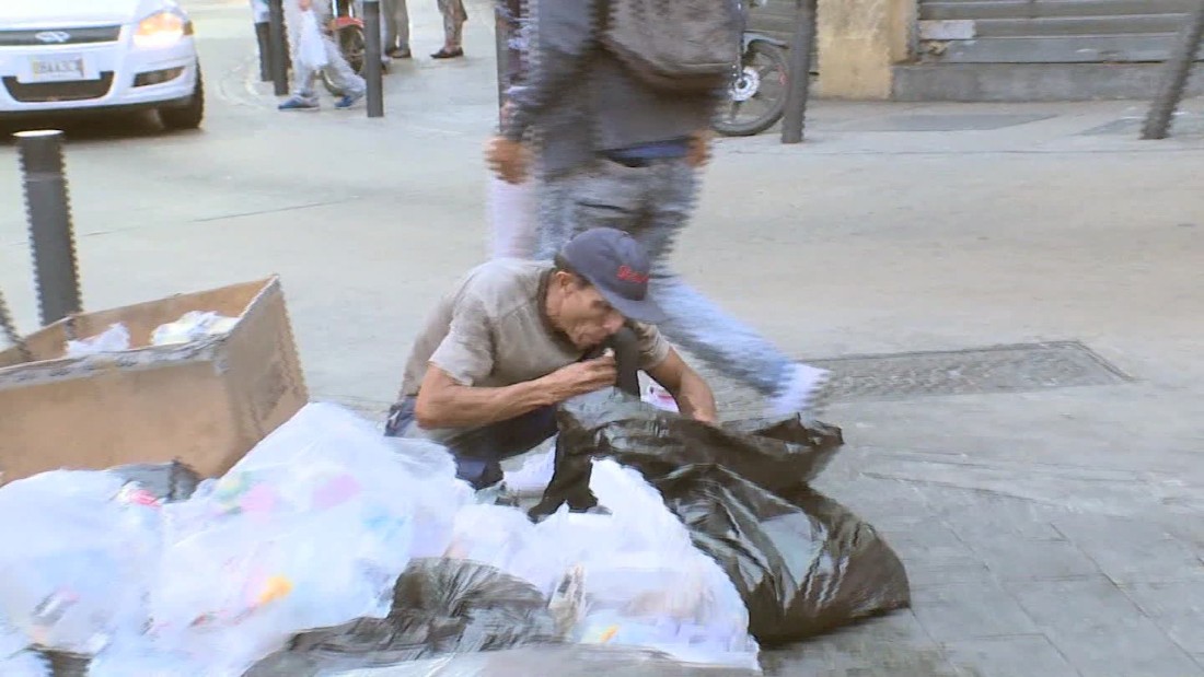 Venezolanos comen de la basura por la crisis - CNN Video