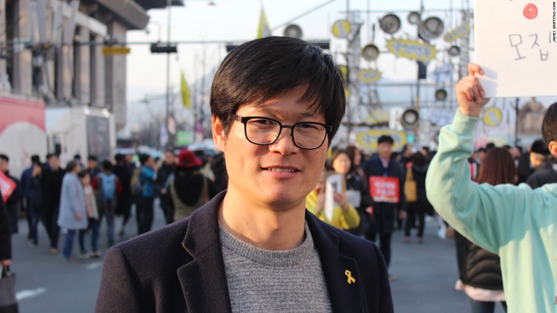 Jang Song-hoi, 38, was gathering signatures to start a new political party representing the youth of South Korea. &quot;We want the youth to be able to make the world they want,&quot; he said.