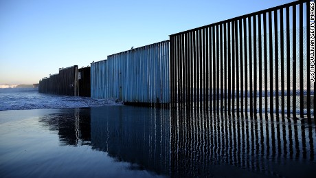 cnnee rec intvw empresas hispanas buscan construir el muro en mexico y eu_00082809
