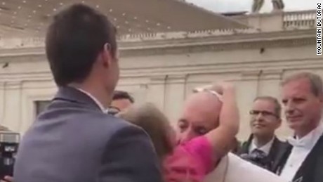  Little girl tries to steal Pope&#39;s hat