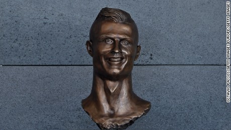 Estatua de Cristiano Ronaldo durante la ceremonia en el aeropuerto de Madeira para cambiarle el nombre Aeropuerto Cristiano Ronaldo el 29 de marzo de 2017 en Santa Cruz, Madeira, Portugal.
