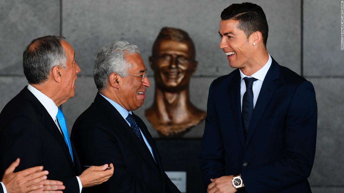 Ronaldo, born in Funchal, looks after the statue&#39;s unveiling.