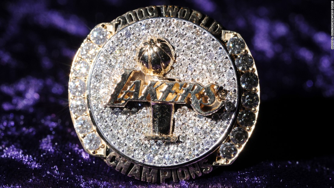 This 2009 championship ring includes the Lakers&#39; logo and the Larry O&#39;Brien Trophy. 