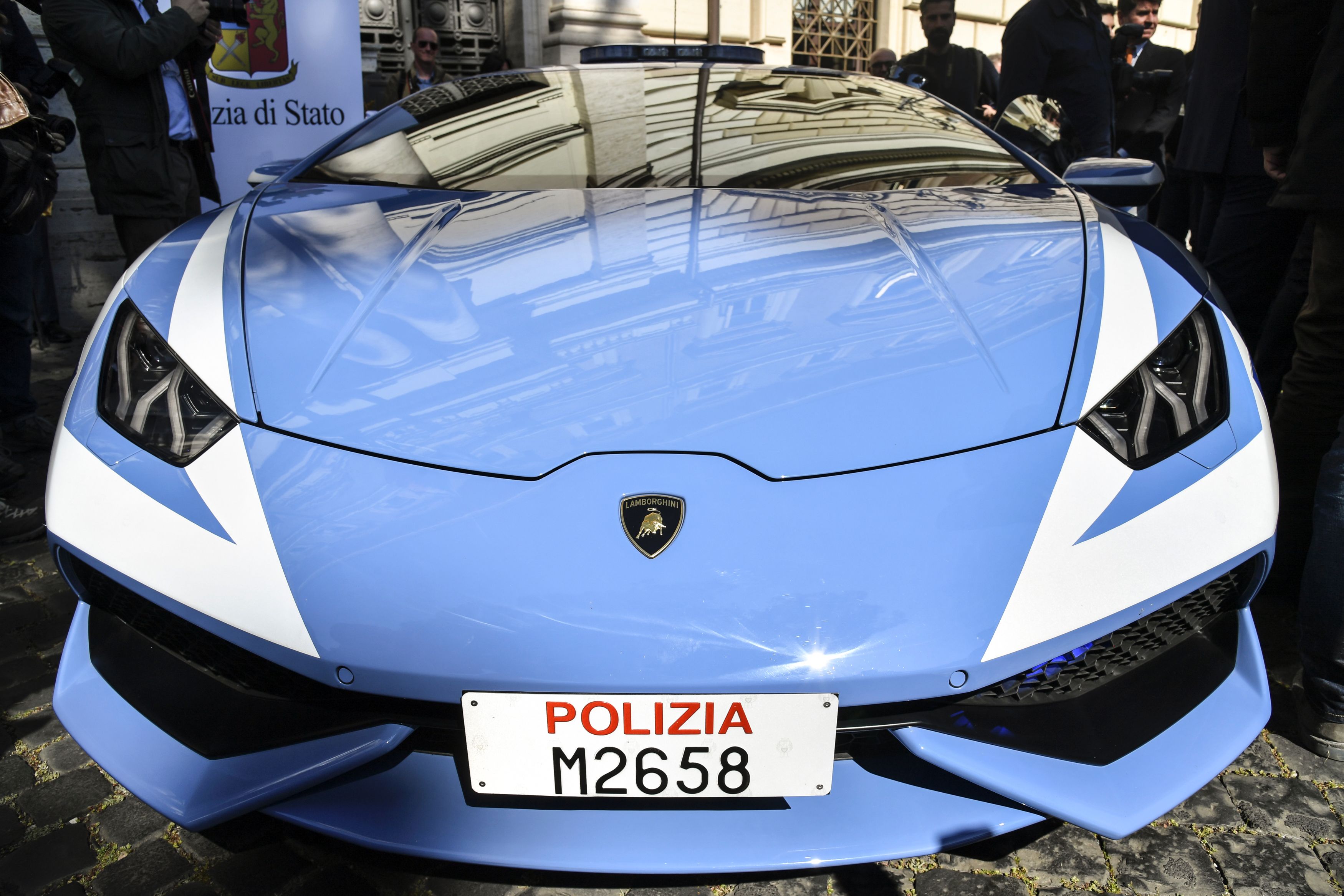 Meet Italy's 200 mph crimefighter: A Lamborghini - CNN Style