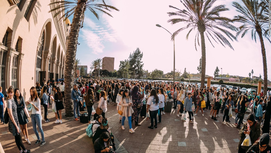 Outside SHINee&#39;s Los Angeles show 