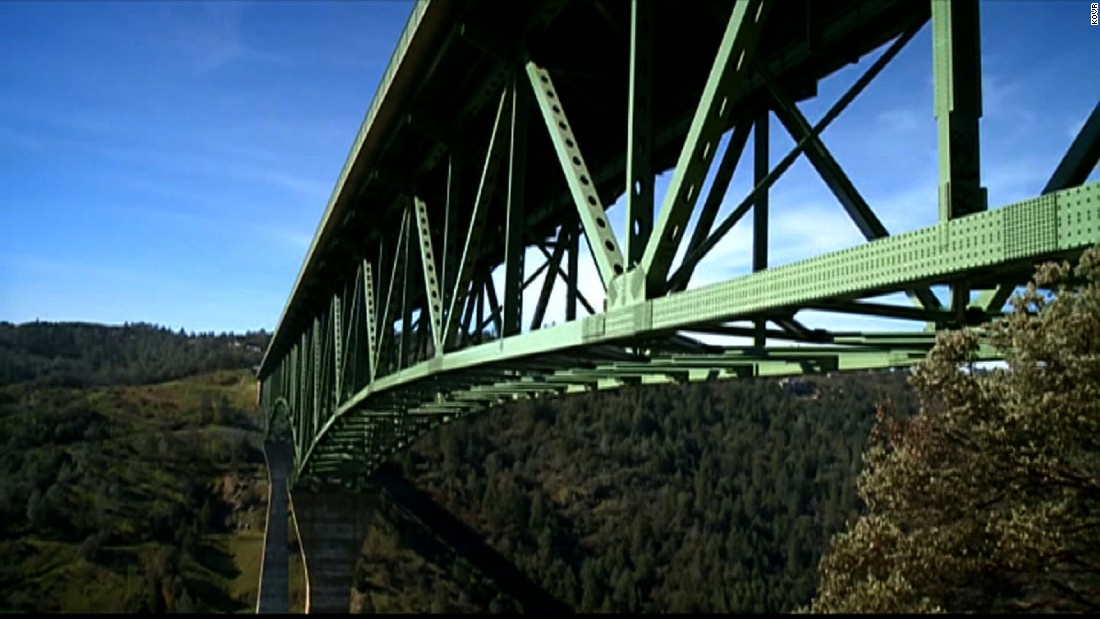 Woman Falls Off Californias Highest Bridge While Taking Selfie Cnn 