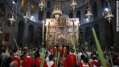 Los sacerdotes católicos sostienen ramas de palma en la procesión de Semana Santa del Domingo de Ramos. 