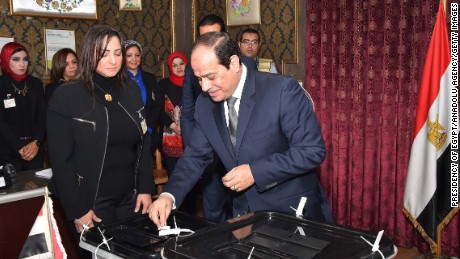 Der ägyptische Präsident Abdel Fattah el-Sisi gibt seine Stimme während der Parlamentswahlen in Kairo am 22. November 2015 ab.