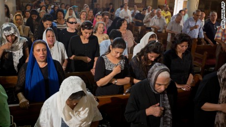 Koptische Christen in Kairo beten für die Opfer des Absturzes von EgyptAir Flug 804 im Mai 2016.