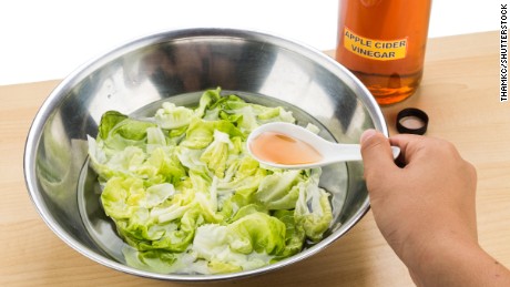La meilleure façon de consommer du vinaigre de cidre de pomme est sur votre salade, disent les experts.