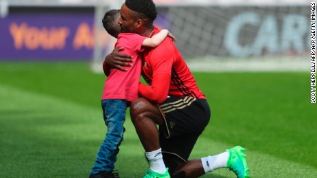Defoe hugs Lowery ahead of Sunderland&#39;s game against Manchester United in April.