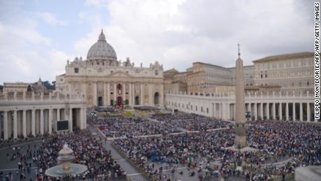 A general view shows the crowd during the Easter Sunday mass on April 16, 2017 at St Peter&#39;s square in Vatican. Christians around the world are marking the Holy Week, commemorating the crucifixion of Jesus Christ, leading up to his resurrection on Easter. / AFP PHOTO / Filippo MONTEFORTE        (Photo credit should read FILIPPO MONTEFORTE/AFP/Getty Images)