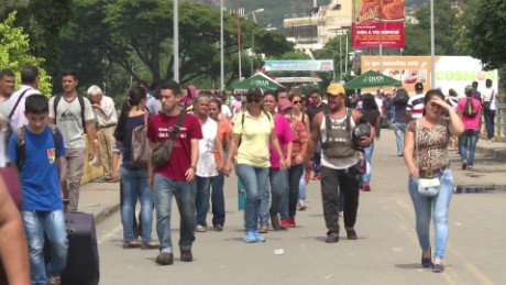 cnnee pkg ramos venezolanos puente bolivar frontera colombia emigracion marchas_00001527