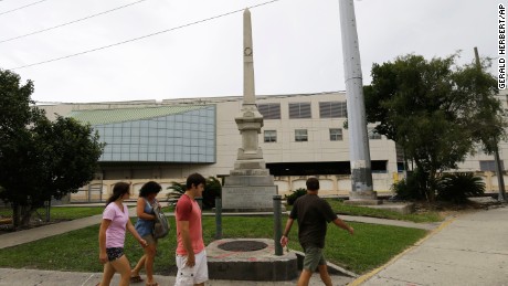 New Orleans begins controversial removal of Confederate monuments