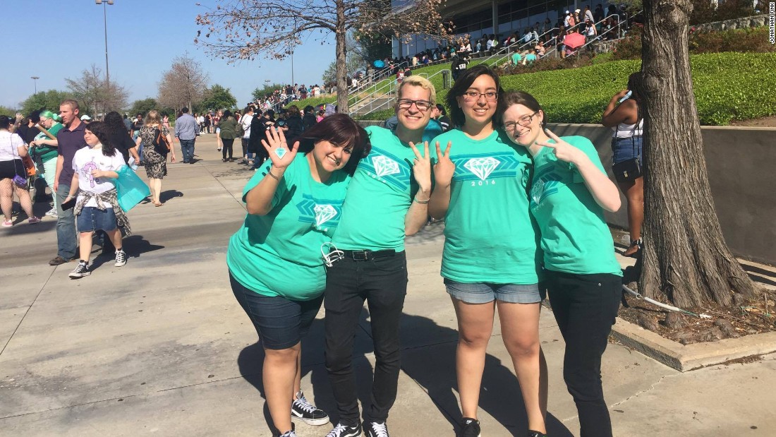 Fans outside SHINee&#39;s Dallas show