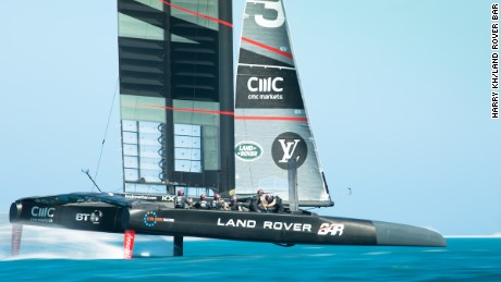 The modern America&#39;s Cup boats &quot;fly&quot; out of the water on hydrofoils.