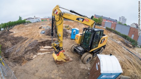 A munitions disposal service prepares to defuse the site of a World War II bomb Friday in Hanover.